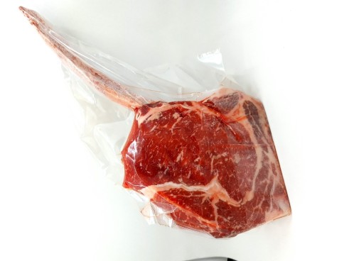 Goveji ribeyE tomahawk steak s kostjo – suho zorjeno