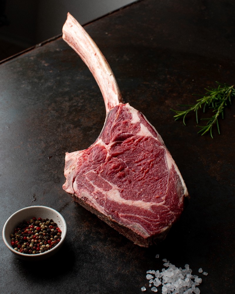 Goveji ribeye tomahawk steak s kostjo – suho zorjeno
