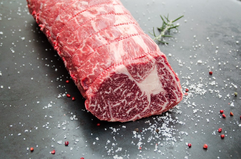 GOVEJI RIB EYE BREZ KOSTI V KOSU – SUHO ZORJENO