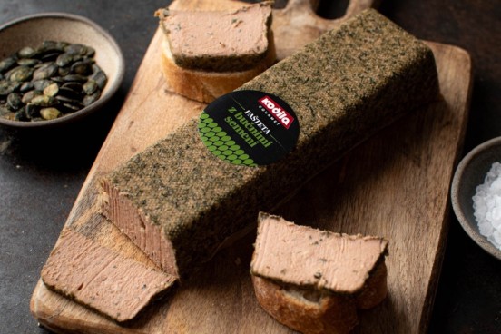 PAŠTETA V MODELU Z BUČNIMI SEMENI