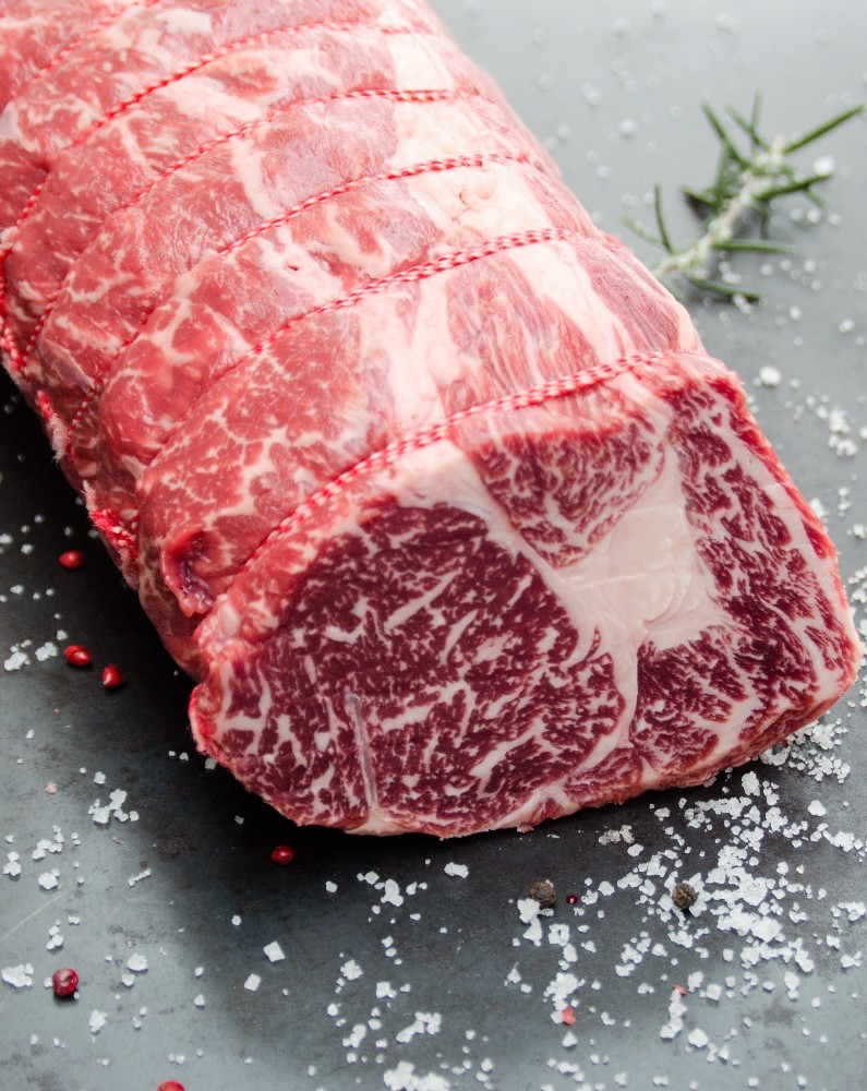 GOVEJI RIB EYE BREZ KOSTI V KOSU – SUHO ZORJENO
