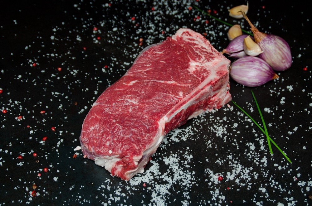 Goveji sirloin steak s kostjo – suho zorjeno