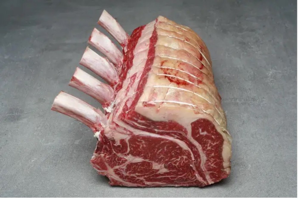 Goveji ribeye tomahawk v kosu s kostjo – suho zorjeno